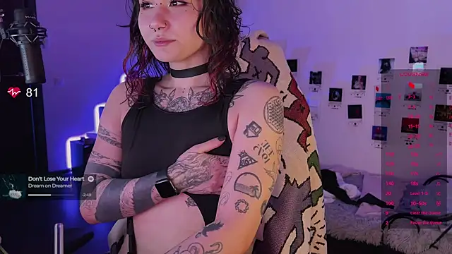 Snapshot of deadlysweet chatting on 11.01.25 deadlysweet online show from 11.01.25