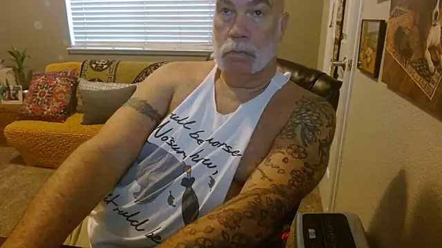 Snapshot of musclebearnips chatting on 10.18.25 musclebearnips online show from 10.18.25