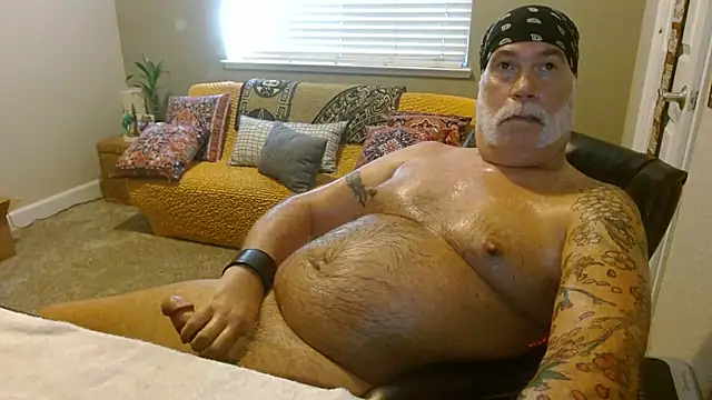 Snapshot of musclebearnips chatting on 10.21.25 musclebearnips online show from 10.21.25