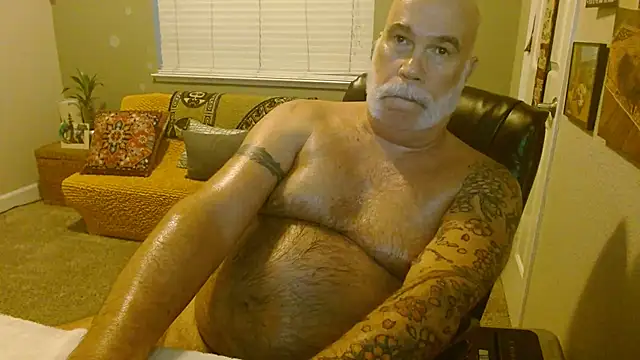 Snapshot of musclebearnips chatting on 10.28.25 musclebearnips online show from 10.28.25