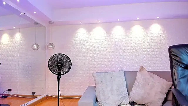 victoria mooree online show from 02.03.25