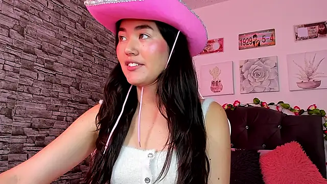 Snapshot of olivia22love chatting on 12.23.24 olivia22love online show from 12.23.24