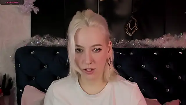 Snapshot of RachelCart chatting on 01.03.25 RachelCart online show from 01.03.25