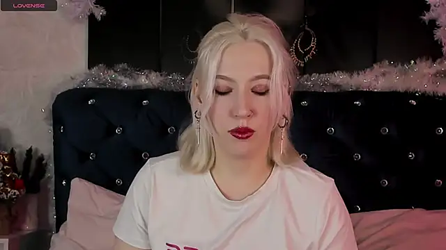 Snapshot of RachelCart chatting on 01.03.25 RachelCart online show from 01.03.25