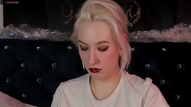 Snapshot of RachelCart chatting on 01.03.25 RachelCart online show from 01.03.25