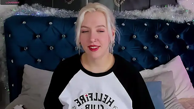 Snapshot of RachelCart chatting on 01.07.25 RachelCart online show from 01.07.25