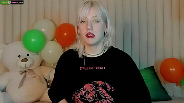 Snapshot of RachelCart chatting on 03.18.25 RachelCart online show from 03.18.25