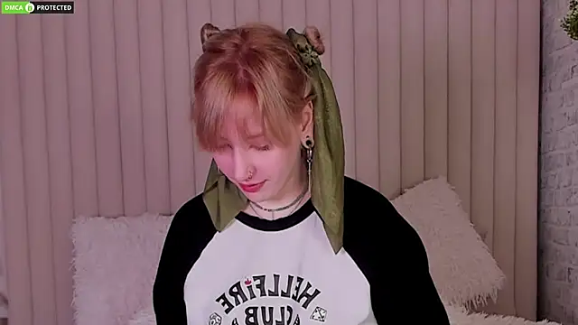 Snapshot of RachelCart chatting on 09.29.25 RachelCart online show from 09.29.25