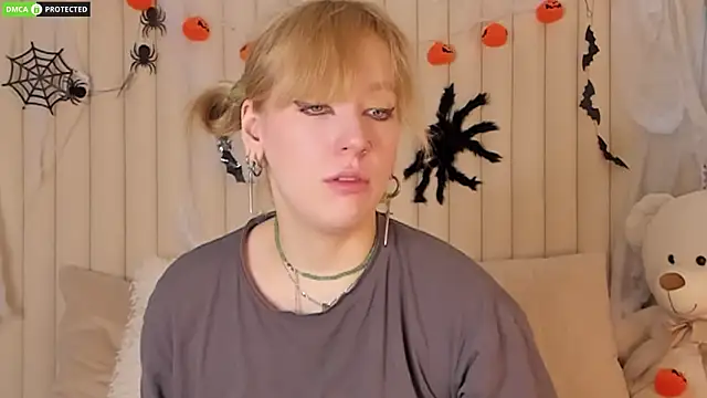 Snapshot of RachelCart chatting on 10.21.25 RachelCart online show from 10.21.25