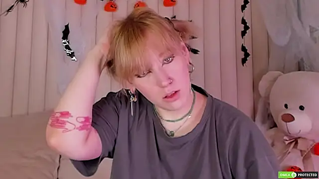 Snapshot of RachelCart chatting on 10.22.25 RachelCart online show from 10.22.25