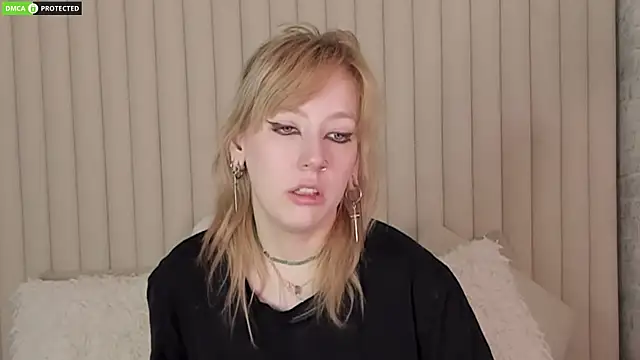 Snapshot of RachelCart chatting on 11.05.25 RachelCart online show from 11.05.25