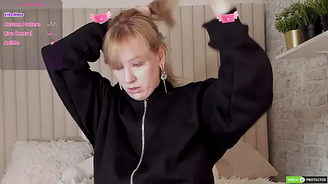 Snapshot of RachelCart chatting on 11.08.25 RachelCart online show from 11.08.25