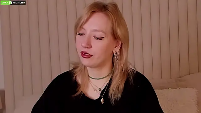 Snapshot of RachelCart chatting on 11.12.25 RachelCart online show from 11.12.25