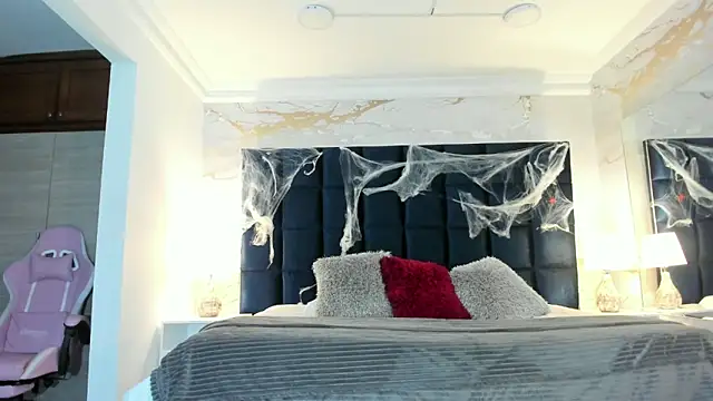 Snapshot of EVELIN_MASON chatting on 10.21.25 EVELIN MASON online show from 10.21.25