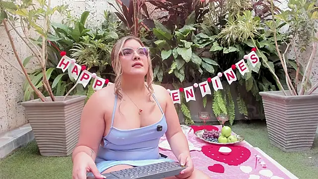 Snapshot of EVELIN_MASON chatting on 02.14.26 EVELIN MASON online show from 02.14.26