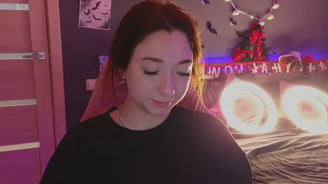 Snapshot of YasmineWest chatting on 10.27.25 YasmineWest online show from 10.27.25