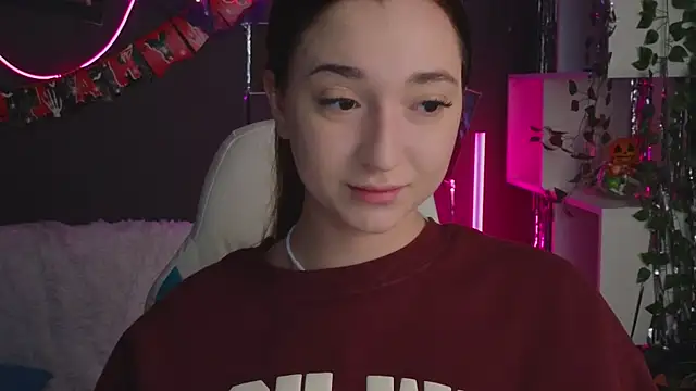 Snapshot of YasmineWest chatting on 10.30.25 YasmineWest online show from 10.30.25