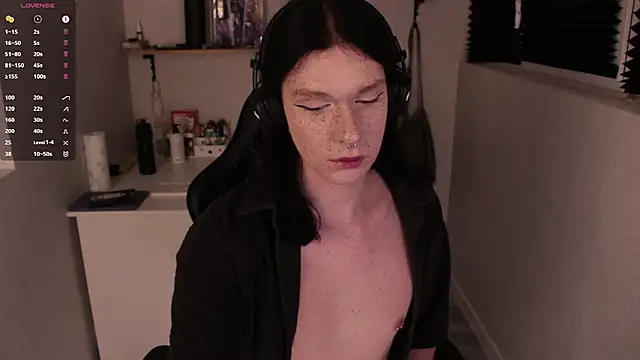 Snapshot of carthylovvve chatting on 12.01.24 carthylovvve online show from 12.01.24