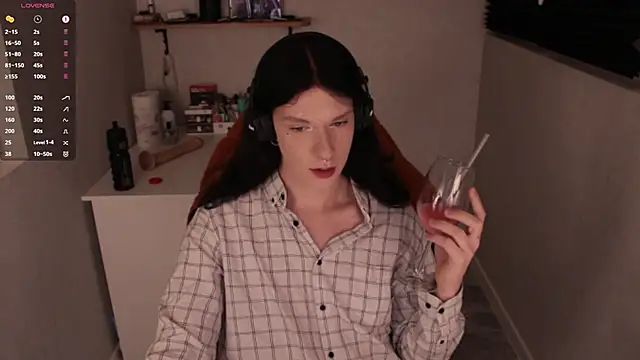 Snapshot of carthylovvve chatting on 12.21.24 carthylovvve online show from 12.21.24