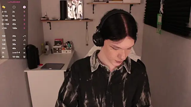 Snapshot of carthylovvve chatting on 01.04.25 carthylovvve online show from 01.04.25