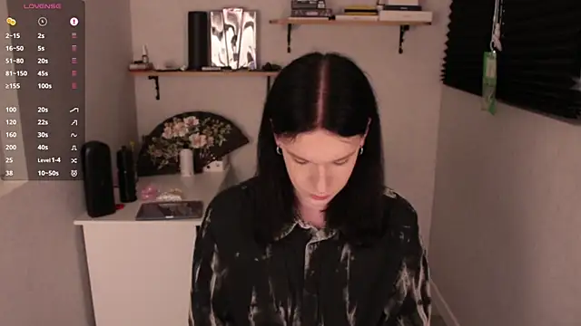 Snapshot of carthylovvve chatting on 01.06.25 carthylovvve online show from 01.06.25