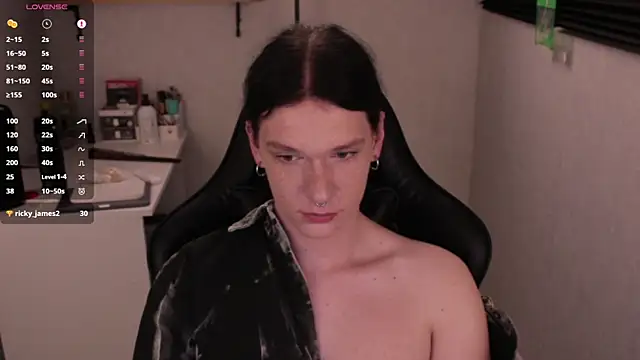 Snapshot of carthylovvve chatting on 01.06.25 carthylovvve online show from 01.06.25