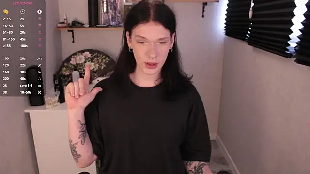 Snapshot of carthylovvve chatting on 01.18.25 carthylovvve online show from 01.18.25