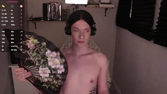 Snapshot of carthylovvve chatting on 01.22.25 carthylovvve online show from 01.22.25