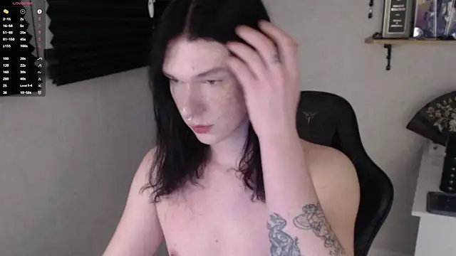 Snapshot of carthylovvve chatting on 01.28.25 carthylovvve online show from 01.28.25