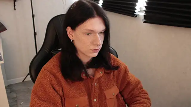 Snapshot of carthylovvve chatting on 02.22.25 carthylovvve online show from 02.22.25