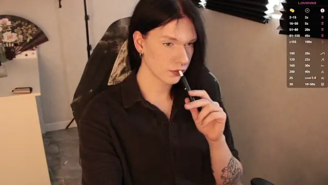 Snapshot of carthylovvve chatting on 02.23.25 carthylovvve online show from 02.23.25