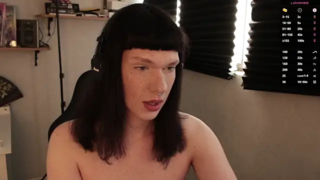 Snapshot of carthylovvve chatting on 02.28.25 carthylovvve online show from 02.28.25