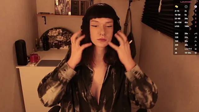 Snapshot of carthylovvve chatting on 03.03.25 carthylovvve online show from 03.03.25