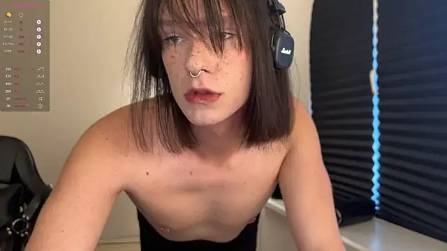 Snapshot of carthylovvve chatting on 09.17.25 carthylovvve online show from 09.17.25