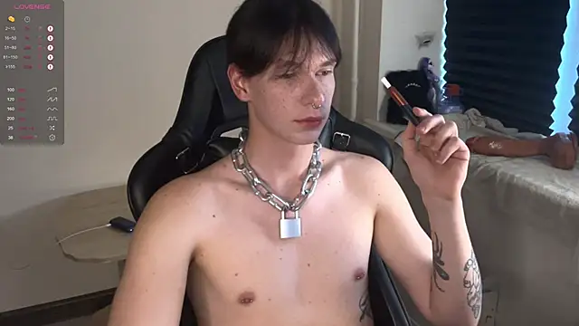 Snapshot of carthylovvve chatting on 10.10.25 carthylovvve online show from 10.10.25