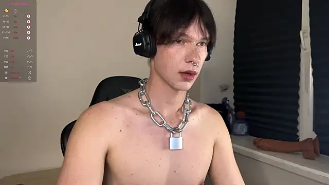 Snapshot of carthylovvve chatting on 10.12.25 carthylovvve online show from 10.12.25