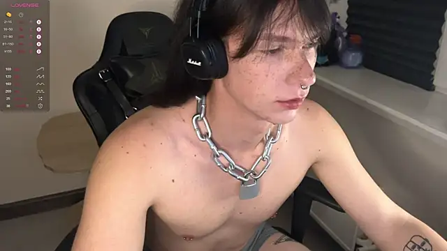 Snapshot of carthylovvve chatting on 10.14.25 carthylovvve online show from 10.14.25