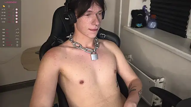 Snapshot of carthylovvve chatting on 10.15.25 carthylovvve online show from 10.15.25