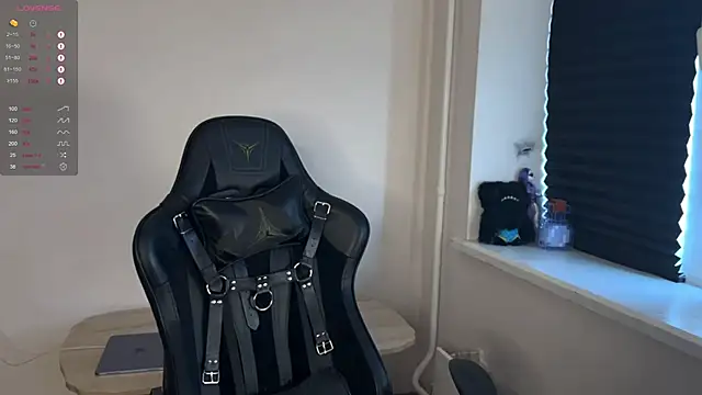 Snapshot of carthylovvve chatting on 10.16.25 carthylovvve online show from 10.16.25