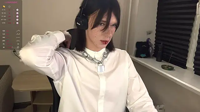 Snapshot of carthylovvve chatting on 10.31.25 carthylovvve online show from 10.31.25