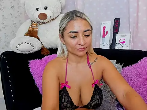 Snapshot of milf_bigass_ chatting on 11.25.25 milf bigass online show from 11.25.25