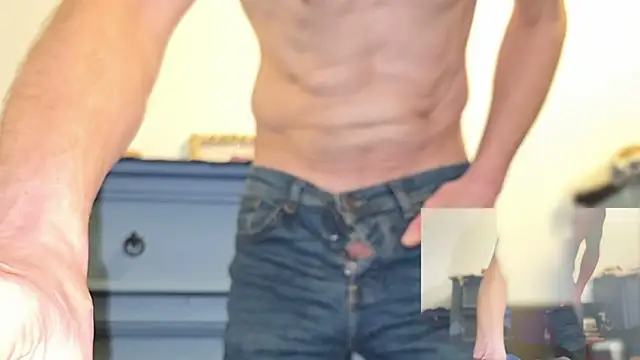 Snapshot of LongUKMakeYouSquirt chatting on 12.21.24 LongUKMakeYouSquirt online show from 12.21.24