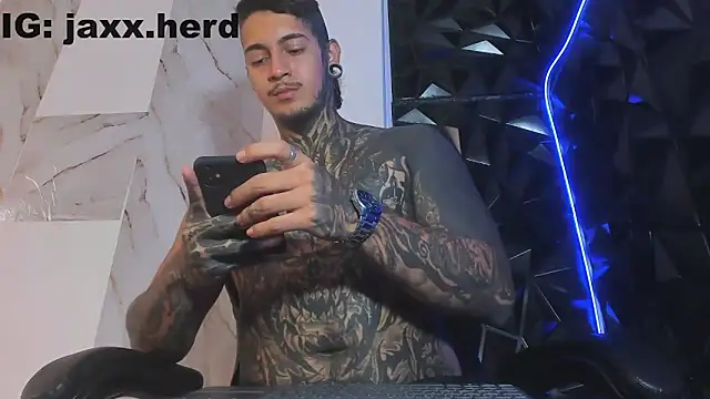 Snapshot of JAXXXONHERD chatting on 10.04.25 JAXXXONHERD online show from 10.04.25