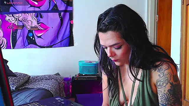 Snapshot of purple_em69 chatting on 12.06.24 purple em69 online show from 12.06.24