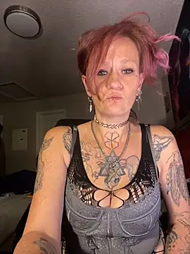 Snapshot of renegade_vyxxen chatting on 02.19.25 renegade vyxxen online show from 02.19.25