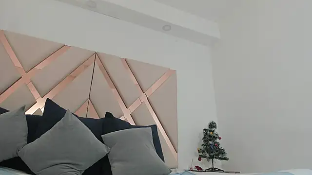 emma castilloo online show from 12.15.25