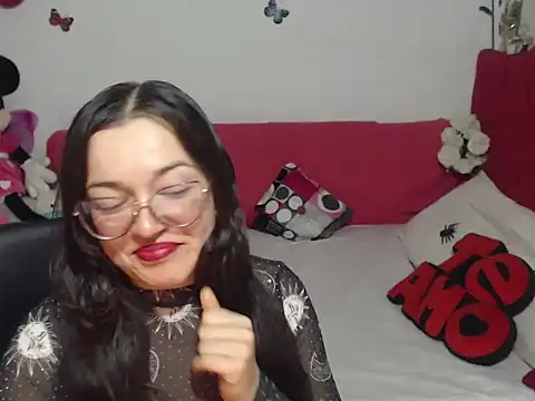 Snapshot of Angela_18honey chatting on 10.29.25 Angela 18honey online show from 10.29.25