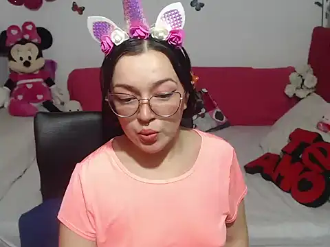 Snapshot of Angela_18honey chatting on 10.30.25 Angela 18honey online show from 10.30.25