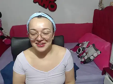 Snapshot of Angela_18honey chatting on 11.05.25 Angela 18honey online show from 11.05.25