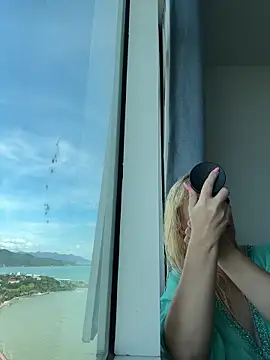 EmmaInLove23 online show from 10.23.25